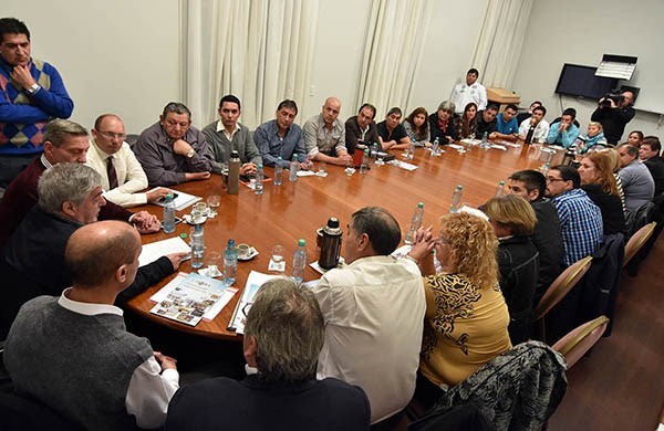 Respaldo. Una postal de los líderes gremiales que hicieron explícito su apoyo a la gestión del gobernador. 