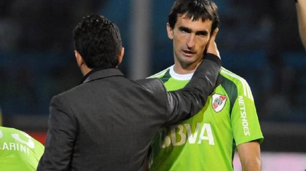 Hubo una gan ovación para Barovero al entrar al Monumental ante Independiente del Valle.