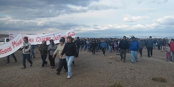 Marcha. Una postal de la movilización de los vecinos de Gan Gan, muy enojados con el crimen de Aguilera.
