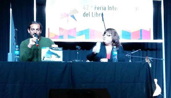 Roberto Bubas y Viviana Almirón en la presentación del libro de Bubas.