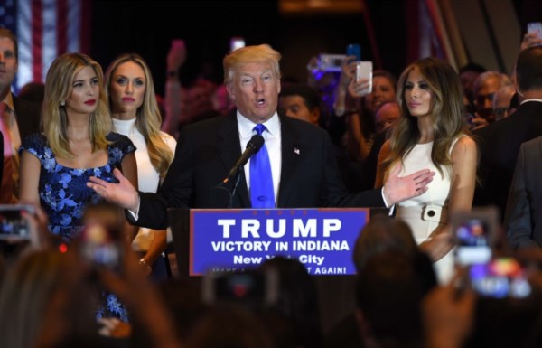 ¿El tío Donald o Hugh Hefner? El ganador en su noche soñada