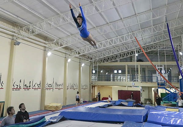 Audaz se eleva. Cielo Lupi en eltrampolín, ensayando la figura llamada “paloma”. Según su entrenador Waldo Domínguez, Cielo es una guerrera.