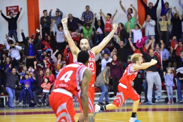 La loca carrera de Puñet luevo de convertir el doble de su vida para el triunfo de Huracán.