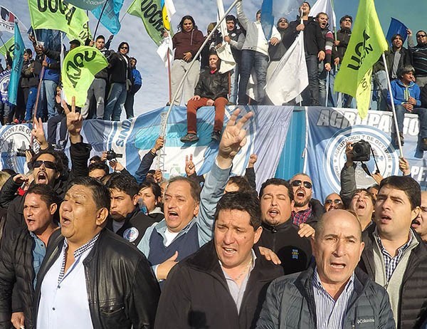 La ciudad encontró a la comunidad unida en defensa de los empleos.