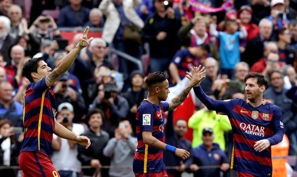 Barcelona aplasta 5-0 al Espanyol en el Derbycatalán y llegará como líder a la última jornada.