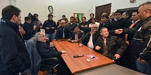 Charla. El mandatario presidió un diálogo con la dirigencia sindical en Sarmiento y hubo advertencias. 