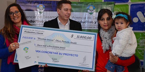 Emprendedores muestran satisfechos el testimonio del aporte entregado por la Municipalidad de Trelew.