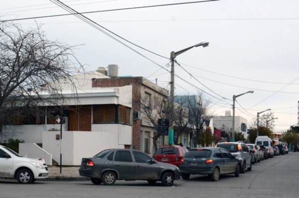 Las filas de autos se extendían por más de una cuadra y en algunas estaciones ya no había combustible.