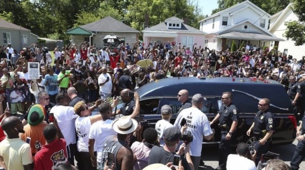 Miles de personas despidieron los restos de Muhammad Ali en Louisvelle.