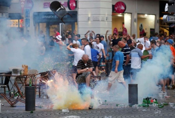 Al menos cinco heridos y seis detenidos por los incidentes entre hinchas ingleses y rusos en Marsella.