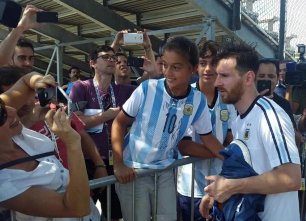 Messi con los hinchas, tras el entrenamiento de hoy en Chicago.