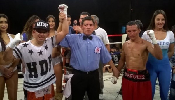 Narváez dominó a Terán y retuvo latino gallo FIB en Trelew.