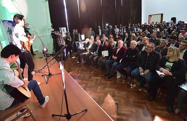 Presentes. Una postal de un recinto colmado durante el lanzamiento de los tradicionales Evita en Rawson. 