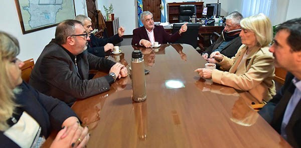 Cumbre. Un abrigado García escucha los lineamientos del gobernador en compañía del resto de los legisladores de Chubut Somos Todos. 