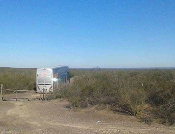 El colectivo quedó encajado en un campo del sur rionegrino.