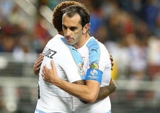 El abrazo de Hernández, autor del primer gol, y el capitán Godín, que cumplió 100 partidos con la Celeste.