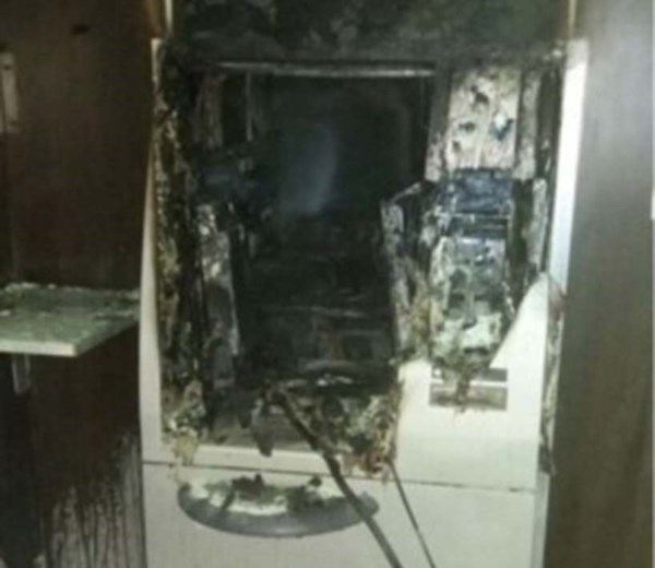 La explosión hizo voltear la parte superior del cajero del Banco.