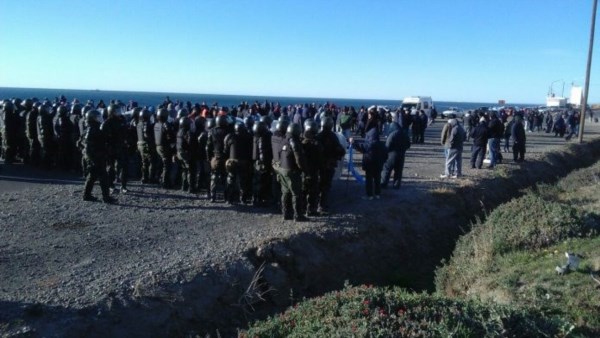 Efectivos de Gendarmería intentan rehabilitar el tránsito en ruta 3 (foto Voces y Apuntes)