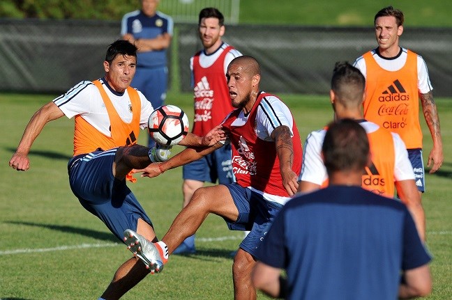 Momento del fútbol reducido en Boston esperando el choque con Venezuela.