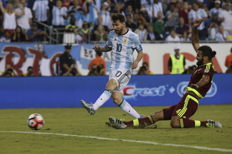 Momento en que la "Pulga" Messi define entre las piernas del arquero, para alcanzar el récord.