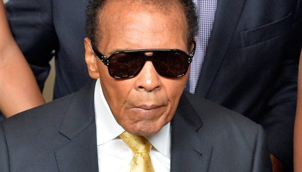 Muhammad Ali fue hospitalizado por afección respiratoria.