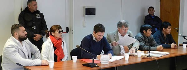 En fila. Imputados y defensores durante la audiencia en la cual lograron el beneficio de la suspensión. 