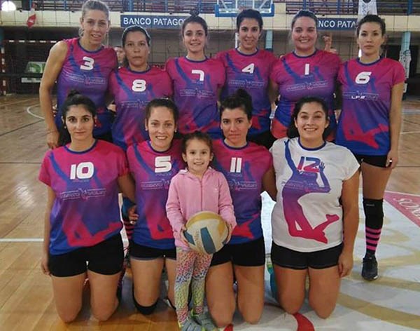 Bien representados. Las chicas de Puerto Voley lograron el segundo puesto en el torneo “Barco Hundido”.