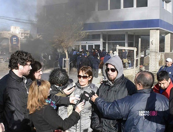 Humo. La protesta de los pesqueros llegó hasta la sede de Fiscalía.