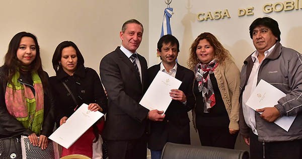 Agradecidos. Una postal del vicegobernador entregando los aportes en la Sala de Situación.