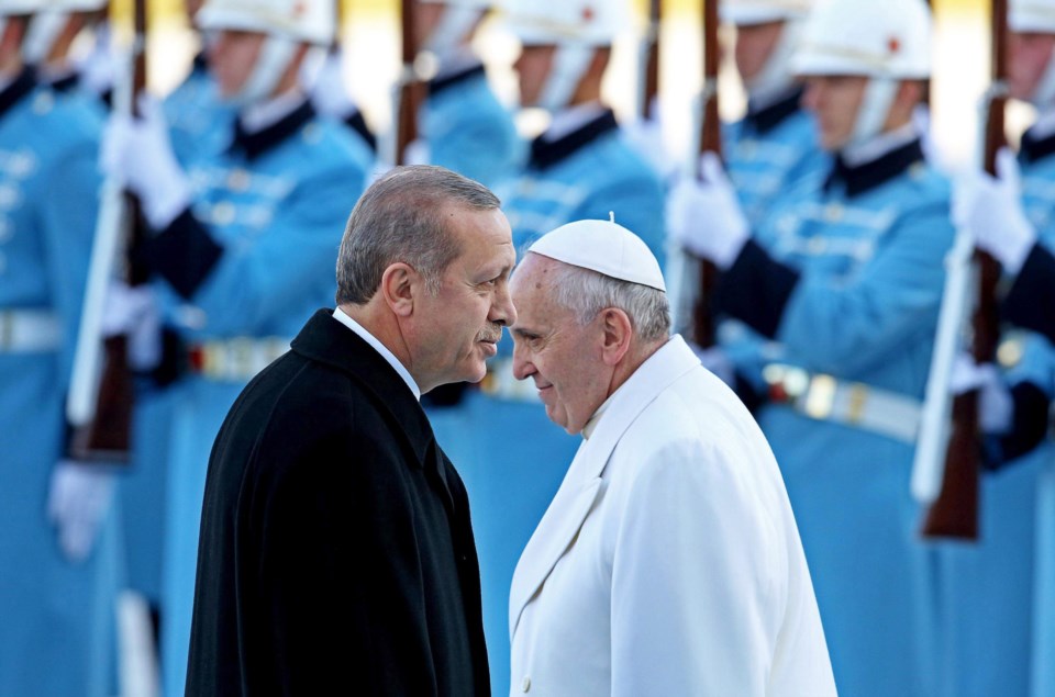 Blanco y negro. Francisco y el presidente Erdogan tuvieron un durísimo cruce sobre el tema, que esta foto ilustra acabadamente...