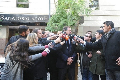 Tras la intervención quirúrgica en su rodilla, Macri "se encuentra bien".