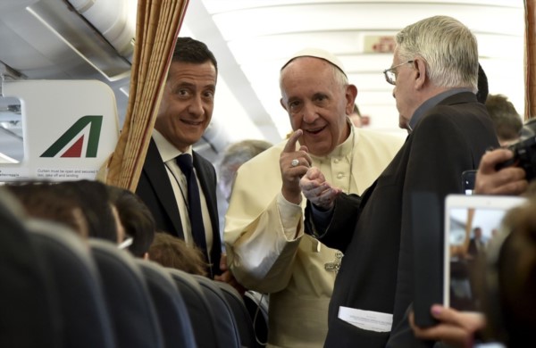 Alto en el cielo. El Papa a bordo del avión que lo condujo a suelo armenio.