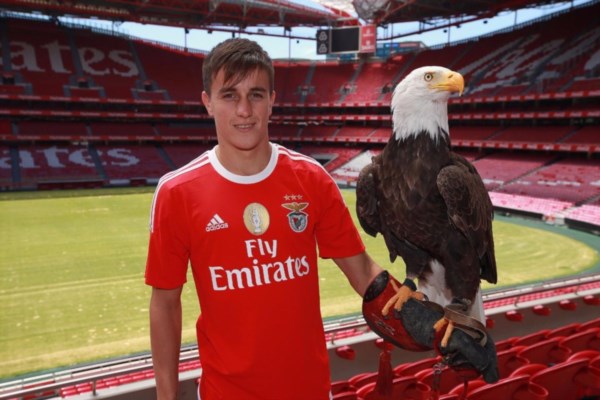 Franco Cervi fue presentado como nuevo jugador del Benfica.