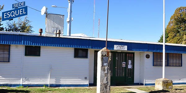 Edificio administrativo de la casa de estudios en Esquel.