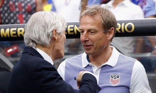 Pekerman saluda a Klinsmann antes del partido.