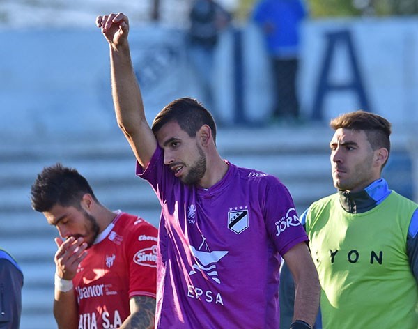 El arquero Emanuel Bilbao confirmó su continuidad en el plantel de Guillermo Brown en la B Nacional.
