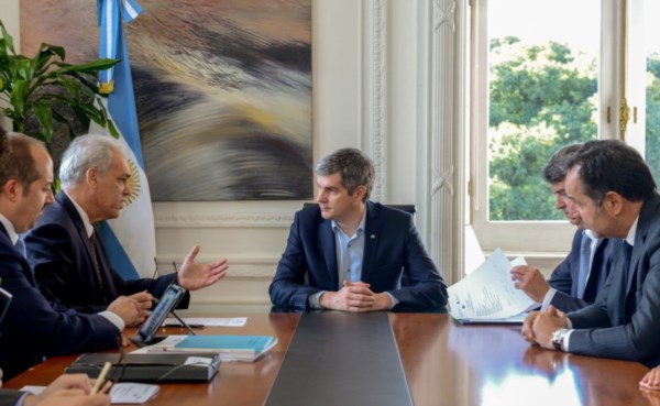 Peña escucha al director de Asuntos Globales de la OCDE, Marcos Bonturi.