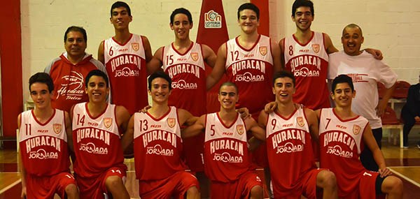 El plantel de la categoría U17 de Huracán de Trelew luce sus nuevas camisetas con el sponsor de Jornada. El equipo de Formativas enfrentó más tarde a Madryn por la Liga Provincial.