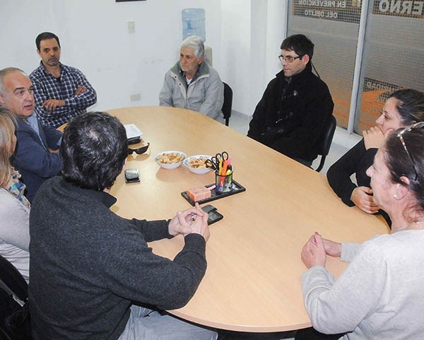 El querellante Carlos Villada junto a los familiares de Diana Rojas.