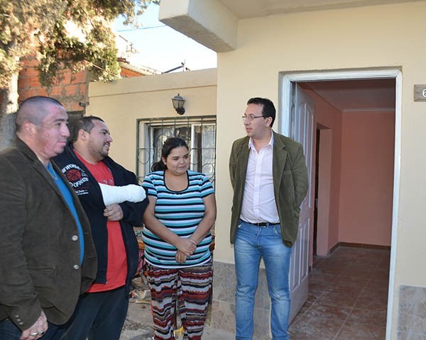 El intendente Adrián Maderna junto al matrimonio que sufrió la explosión de la garrafa en su vivienda.