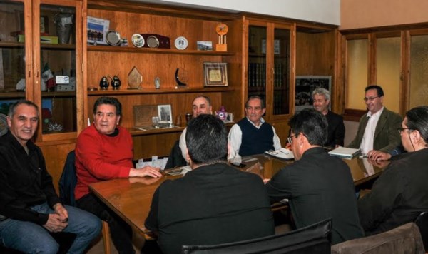 Maderna junto con parte de su gabinete y dirigentes de la CICECh.