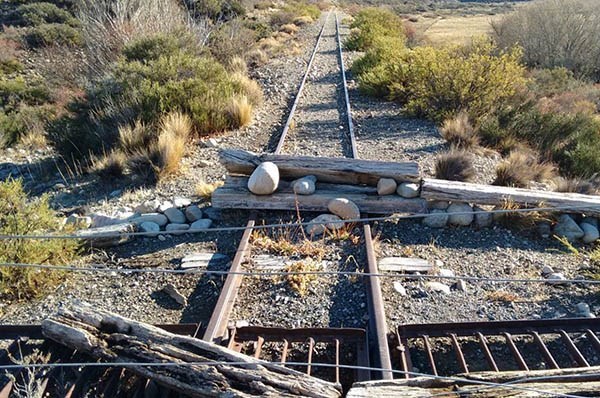 Vandalismo. Una postal de los obstáculos en la vía para impedir que pase el tren turístico por ese lugar. 