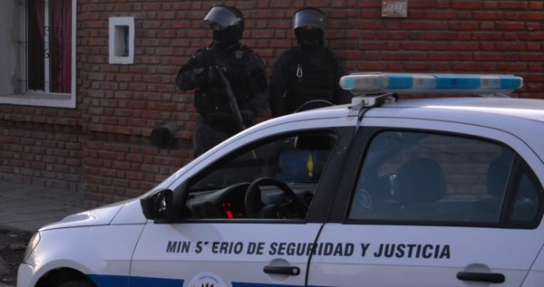 Policía rodeaba la zona donde se practicaba la diligencia con la presencia del fiscal general Sergio Ferrín .