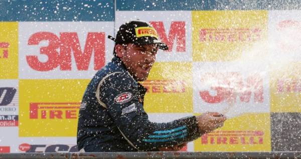 Maxi Valle en el podio, celebrando el segundo puesto que lo deja en el segundo puesto del campeonato.