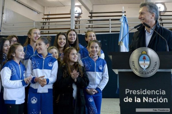 El presidente sonríe junto a los niños del Club Juventud Unida.