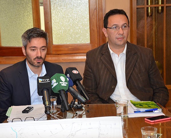 Elogios. Cisterna (izquierda) y Maderna durante una conferencia. 