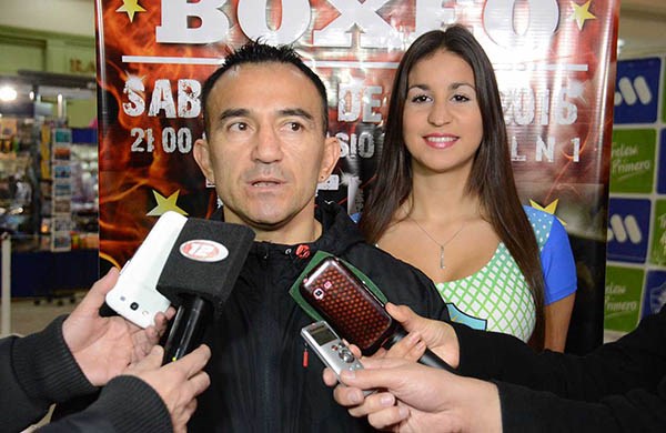 El boxeador local Omar Narváez realizó el lunes una exhibición en el Shopping Portal de Trelew.