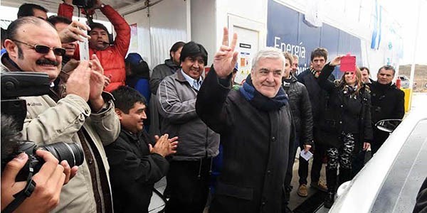 V de peronista. El gobernador y un símbolo conocido durante su paso por José de San Martín.
