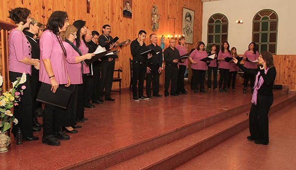 El Coro Municipal dirigido por Andrea Freyer cantó en el Bº Corradi.