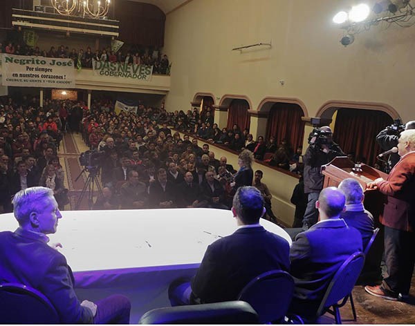 El gobernador estuvo junto a Mariano Arcioni en Trelew ante un Teatro Verdi que estuvo colmado de gente.